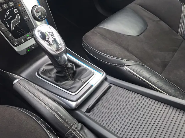 Volvo V40 1.6 T4 R-Design Automaat 2013 Benzine 30