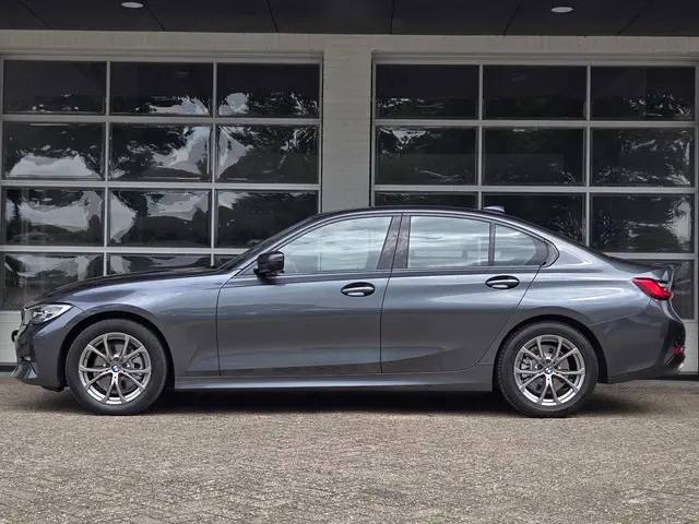 BMW 3 Serie 320i Executive Edition 2019 Benzine 3