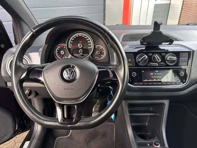 Volkswagen up! 1.0 BMT high up! 2017 Benzine 18