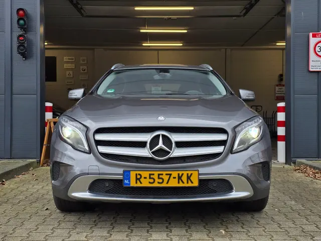 Mercedes-Benz GLA 180 Prestige 2015 Benzine 2