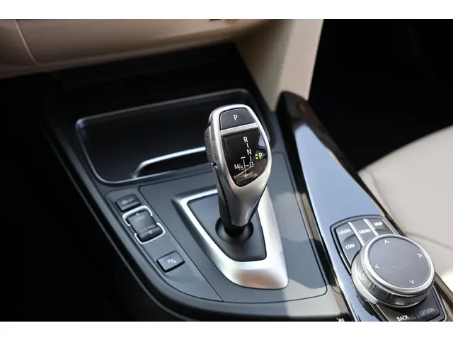 BMW 3 Serie GT 320i High Executive 2020 Benzine 23