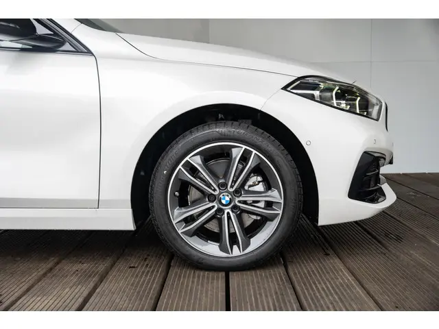 BMW 1 Serie 5-deurs 118i 2024 Benzine 6