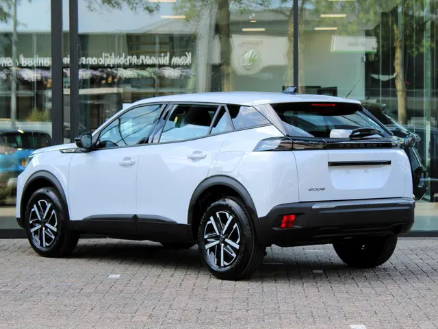 Peugeot 2008 1.2 PureTech 100 Style 2025 Benzine 2
