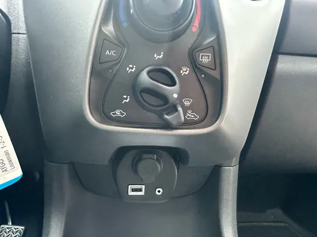 Toyota Aygo 1.0 VVT-i x-play ltd 2019 Benzine 15