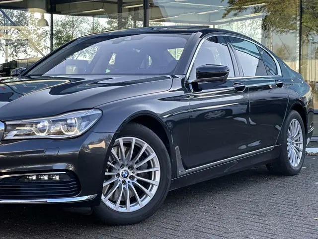 BMW 7 Serie 750i xDrive High Executive 2016 Benzine 7