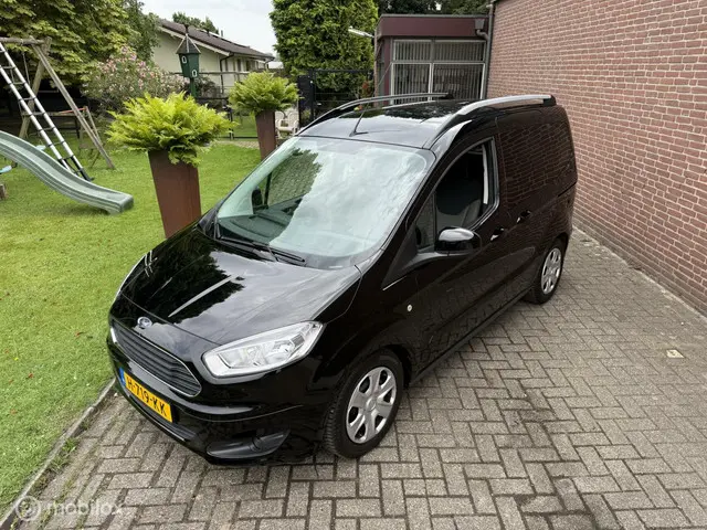 Ford Tourneo Courier Titanium 2016 Benzine