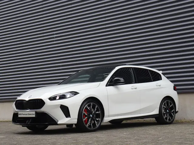 BMW 1 Serie 5-deurs 120 2025 Benzine 35