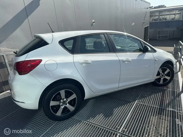 Opel Astra 1.6 Business+ 2015 Benzine 4