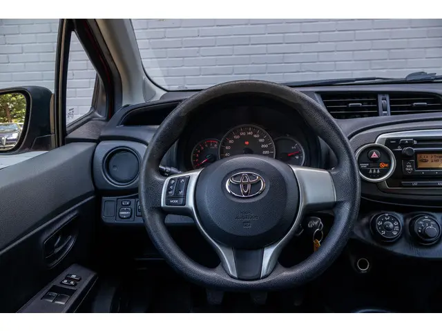 Toyota Yaris 1.0 VVT-i Aspiration 2014 Benzine 12