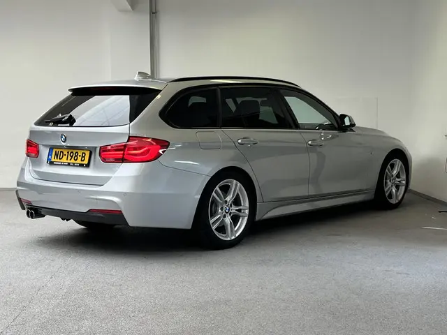BMW 3 Serie Touring 320i M-sport 2017 Benzine 6