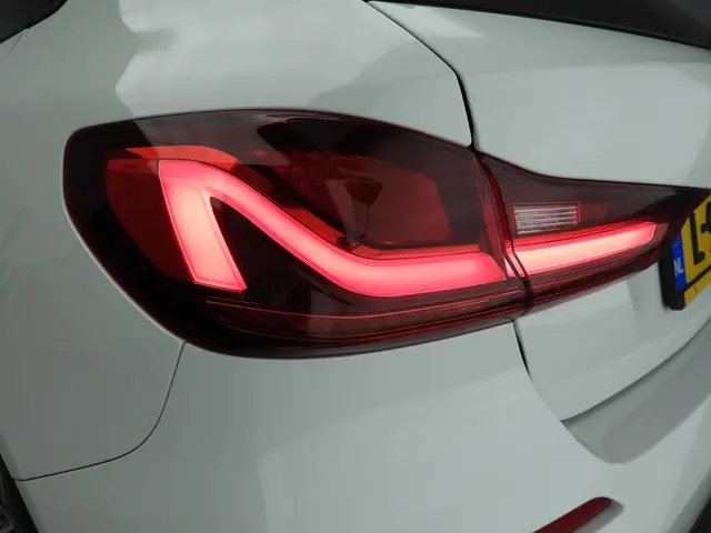 BMW 1 Serie 5-deurs 118i 2021 Benzine 35