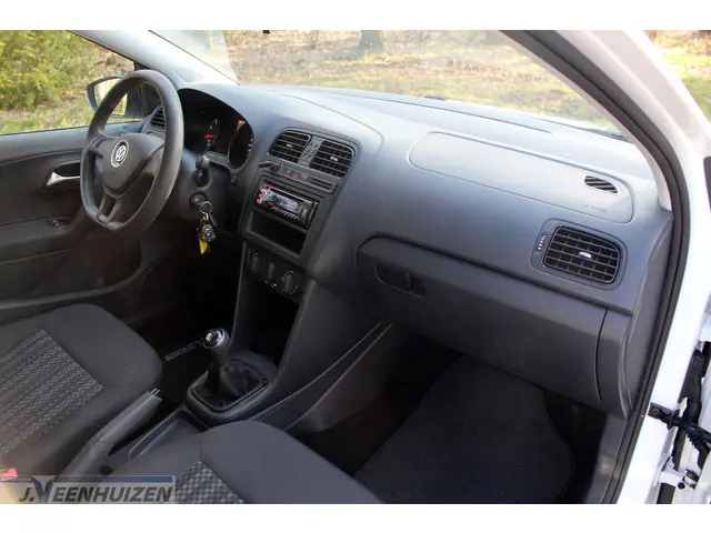 Volkswagen Polo 1.0 Easyline 2015 Benzine 3