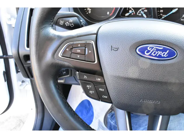 Ford Focus 1.5 Titanium Edition 2015 Benzine 24
