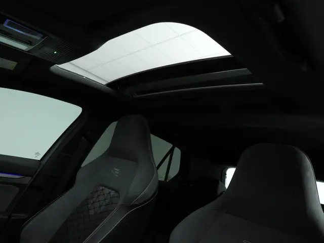 Volkswagen Golf 1.5 eTSI R-Line Business 2024 Benzine 35