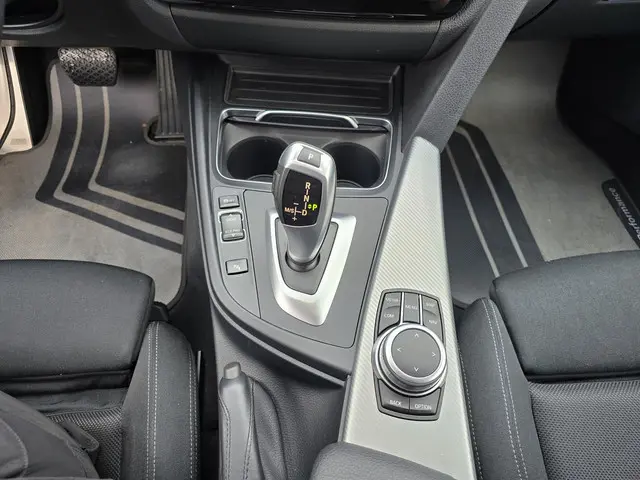 BMW 3 Serie Touring 318i M Sport Edition 2019 Benzine 12