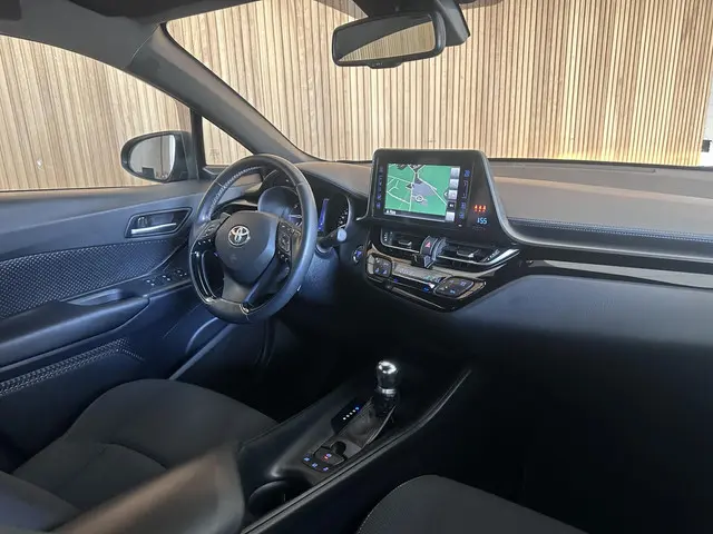Toyota C-HR 1.8 Hybrid Energy 2018 Hybride Benzine 18