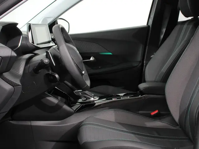 Peugeot 2008 1.2 PureTech Allure 2022 Benzine 12