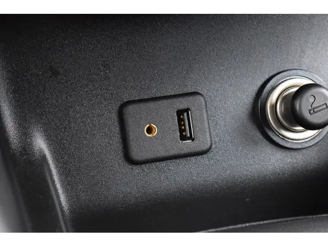 Opel Corsa 1.4 Color Edition 2015 Benzine 28