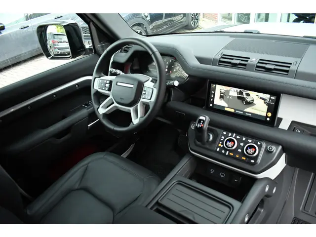 Land Rover Defender 3