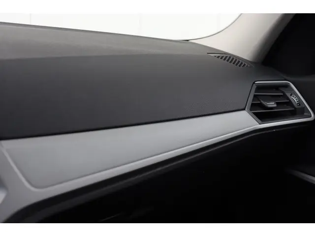 BMW 3 Serie Touring 318i Executive Edition 2020 Benzine 31
