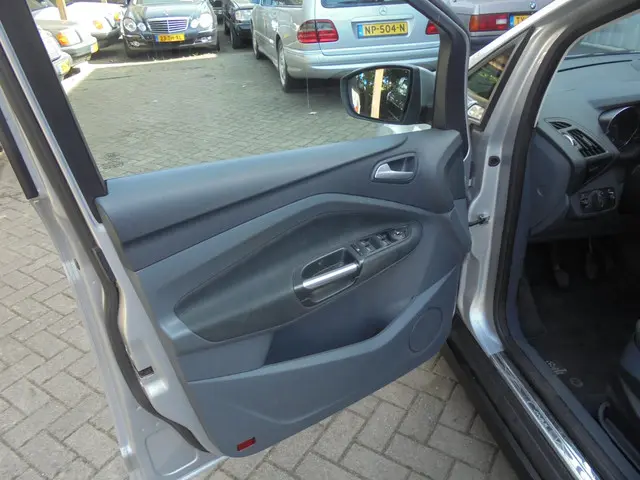 Ford C-MAX 1.0 Titanium APK TREKHAAK 2013 Benzine 34