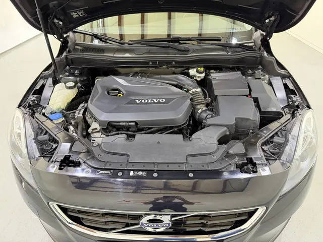 Volvo V40 V-40 1.6 T2 Momentum Navi 2014 Benzine 30