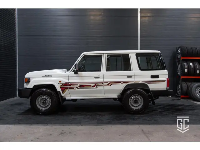 Toyota Land Cruiser GRJ76 E 2024 Benzine 4