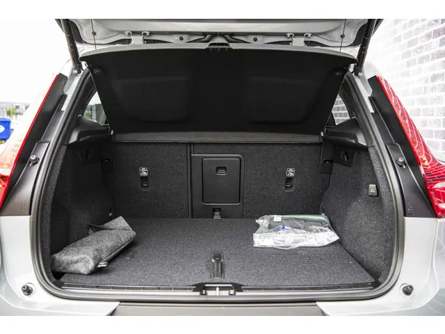 Volvo XC40 2.0 B4 Plus Black Edition 2025 Benzine 25