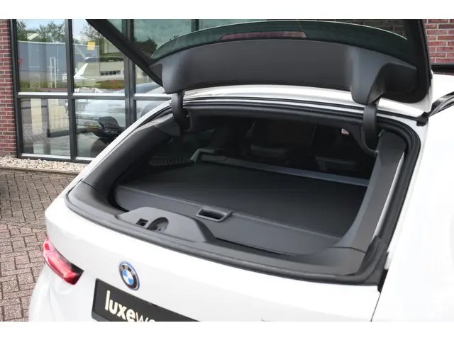 BMW 3 Serie Touring 330e M-Sport 2023 Hybride Benzine 56