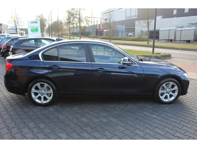 BMW 3 Serie 328i Executive 2014 Benzine 5