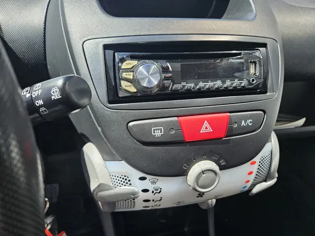 Peugeot 107 1.0 Access Accent,airco 2014 Benzine 13