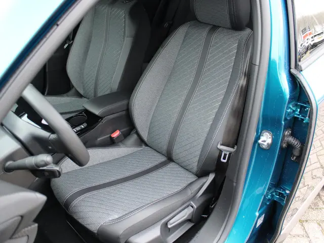 Peugeot 2008 1.2 Hybrid 145 Allure 2026 Hybride Benzine 7