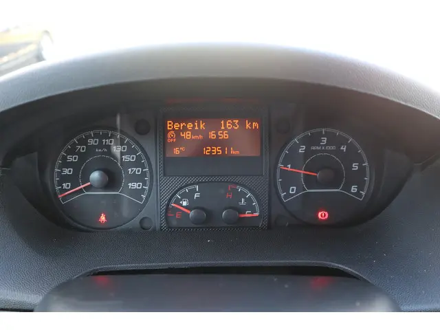 Peugeot Boxer 330 2.2 HDI L1H1 Première 2015 Diesel 25