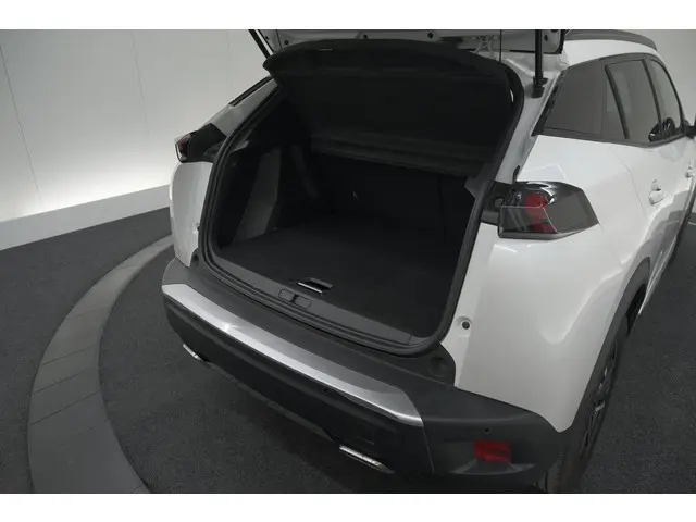 Peugeot 2008 PureTech 130 EAT8 Allure 2023 Benzine 63