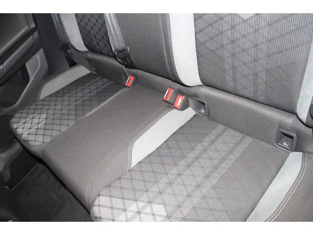 Volkswagen Taigo 1.5 TSI R-Line Business 2024 Benzine 30