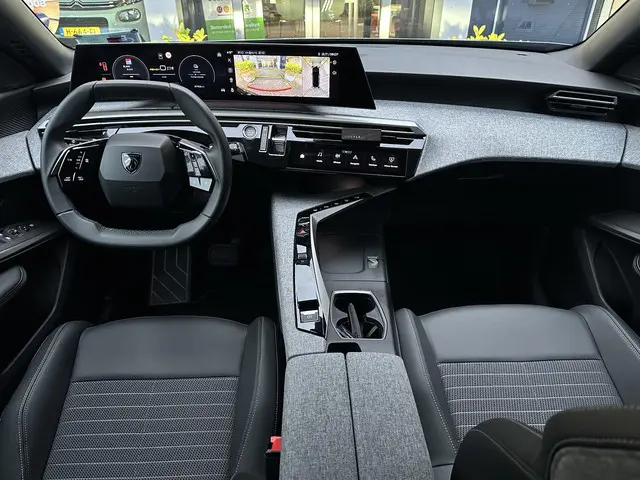 Peugeot e-3008 Allure 210pk 73 kWh 2024 Elektrisch 12