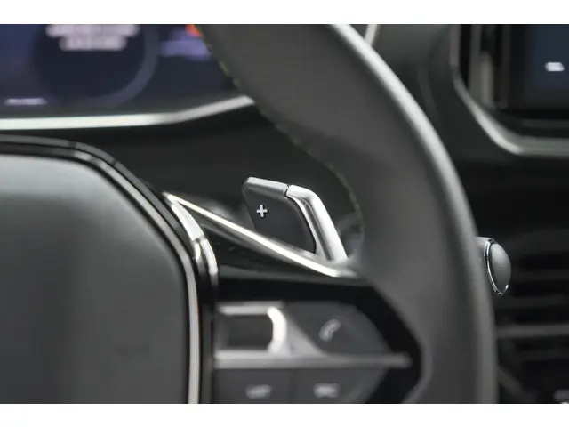 Peugeot 208 Hybrid 136 e-DCS6 GT 2024 Hybride Benzine 38