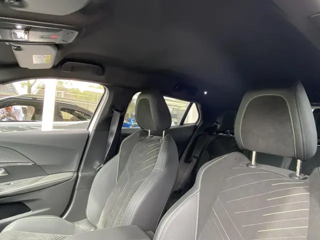 Peugeot 2008 1.2T 130pk Automaat GT 2023 Benzine 17