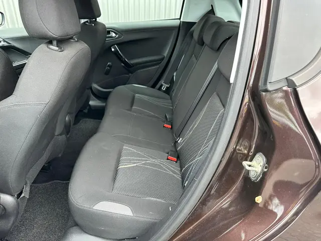 Peugeot 208 1.2 VTi Envy 2013 Benzine 6