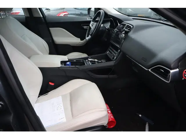Jaguar F-PACE 2.0 Portfolio AWD 20d 2017 Diesel 11
