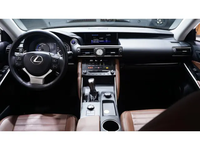 Lexus IS 300h Hybrid 2020 Hybride Benzine 37