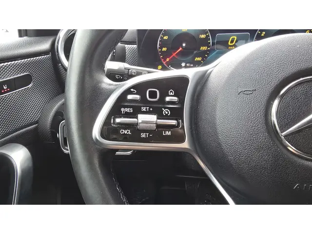 Mercedes-Benz A-Klasse 200 Luxury Line 2022 Benzine 22