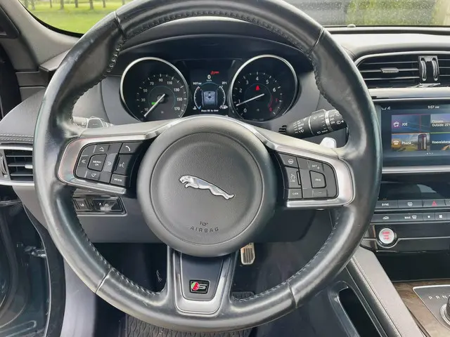 Jaguar F-PACE 3.0 S First Edition AWD 2017 Benzine 15