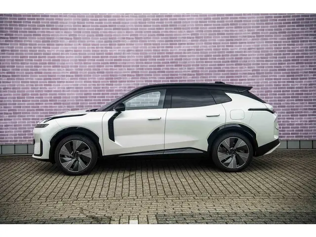 Lynk & Co 08 1.5 More 2025 Hybride Benzine 4