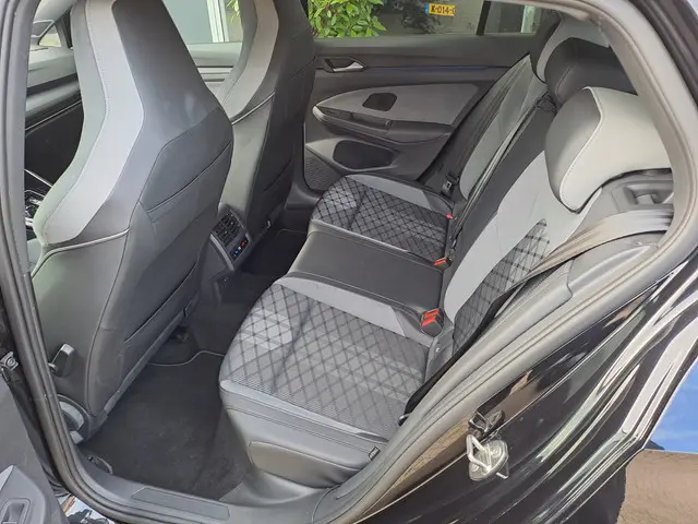 Volkswagen Golf 1.5 eTSI R-Line NIEUWSTAAT 2023 Benzine 13