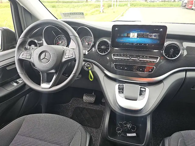 Mercedes-Benz EQV 300 2023 Elektrisch 8