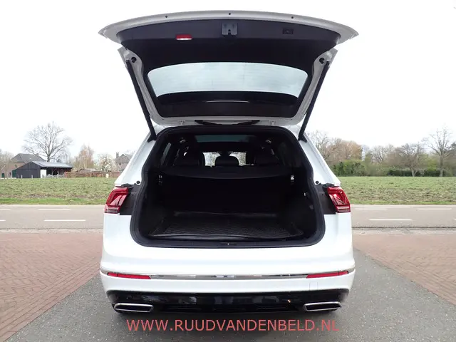 Volkswagen Tiguan Allspace 1.5 TSI R-LINE 2021 Benzine 32