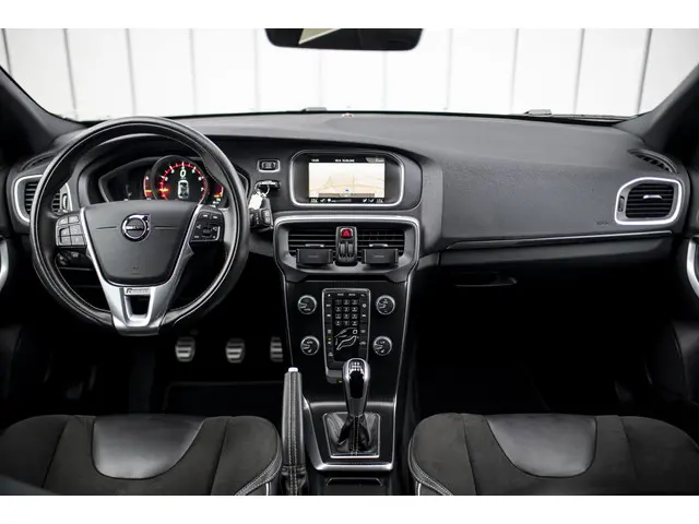 Volvo V40 T3 Benzine R-Design 2017 Benzine 6