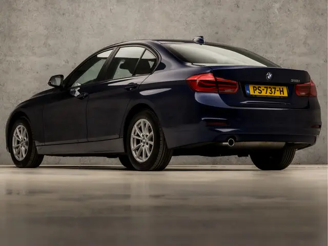 BMW 3 Serie 318i Executive Sportline 2017 Benzine 3
