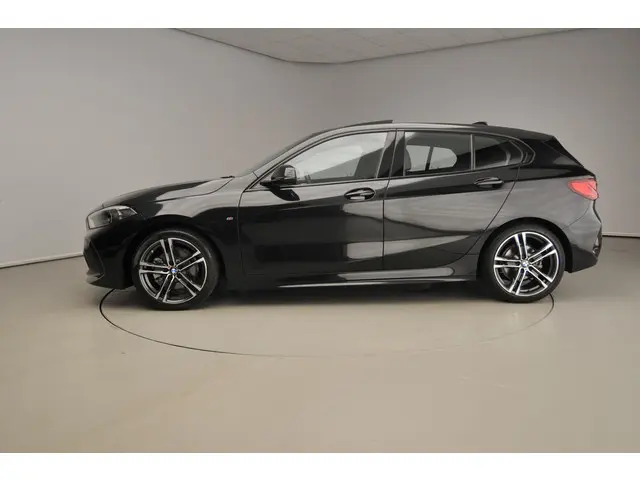 BMW 1 Serie 5-deurs 118i 2021 Benzine 2